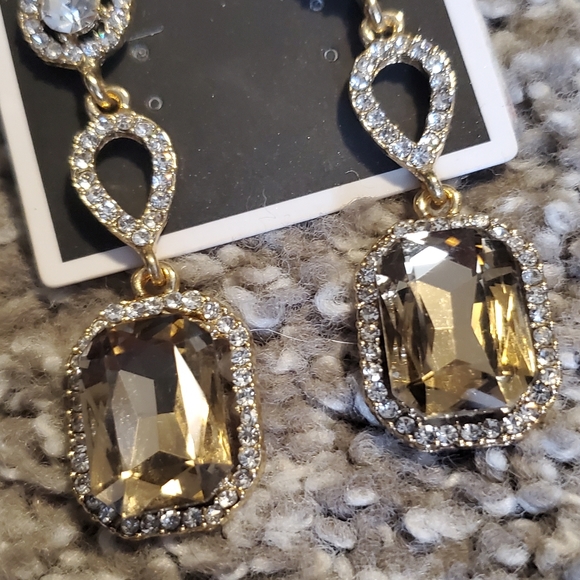 3/$30👂 BNWT beautiful faux diamond, faux emerald cut Citron, gold drop earings - Picture 7 of 10